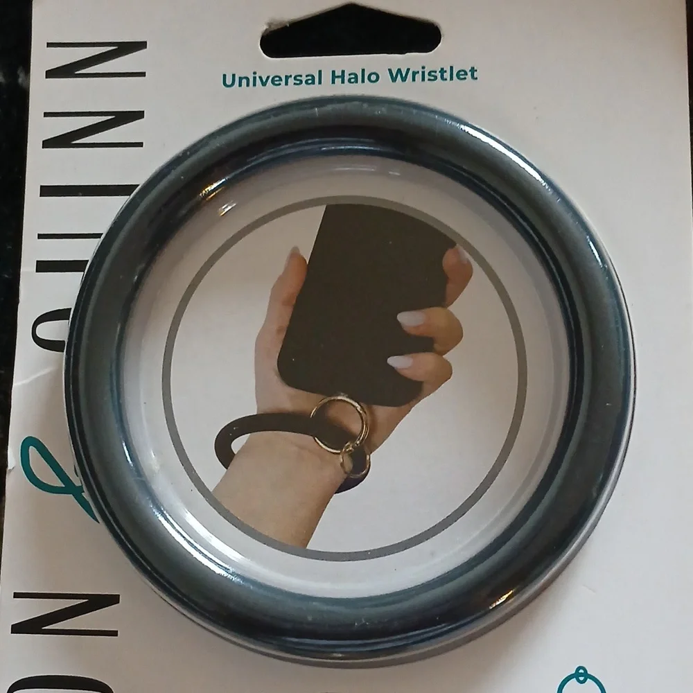 NWT Carson & Quinn Universal Halo Wristlet For Smart Phones